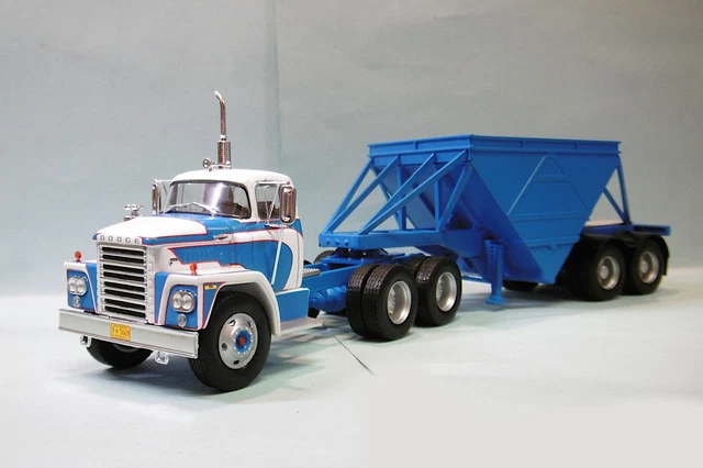 Semi-remorques miniatures multicolores 1:43