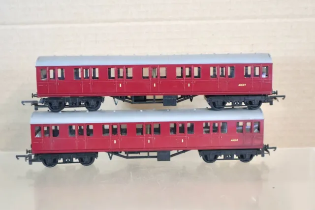 TRIANG R121 RAKE of 2 BR MAROON SUBURBAN COMPOSITE COACH 41007 from 1962 oi
