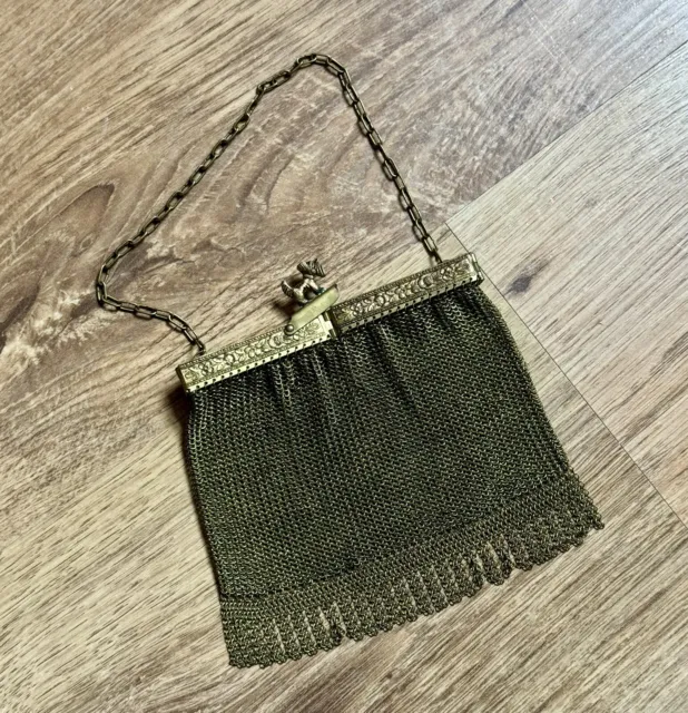 Borsa da sera vintage in ottone Art Déco lavorata a maglia con fibbia cane terrier 1920 - 1930