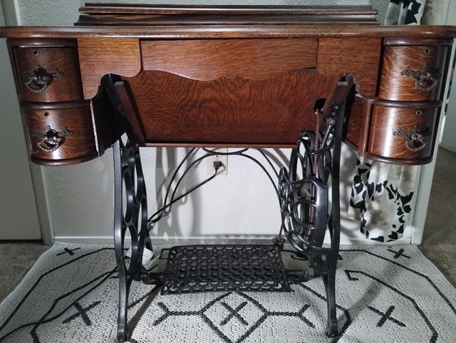 1913 Montgomery Ward Windsor Sewing Machine And Cabinet (Working)
