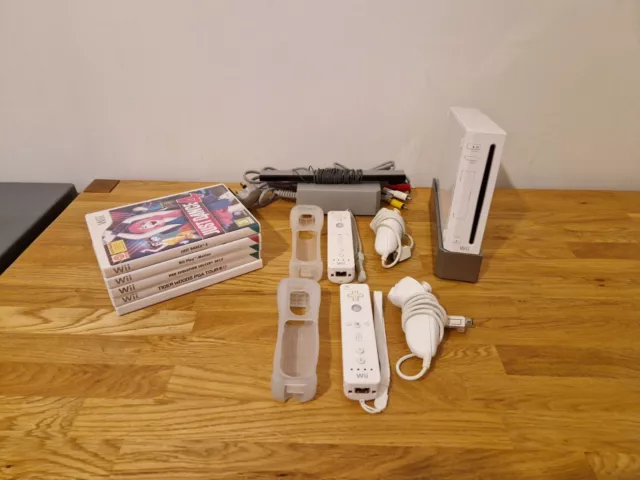 Nintendo Wii Console Bundle - 2 Controllers, 2 Nun Chuck & 4 Games + Wii Sports