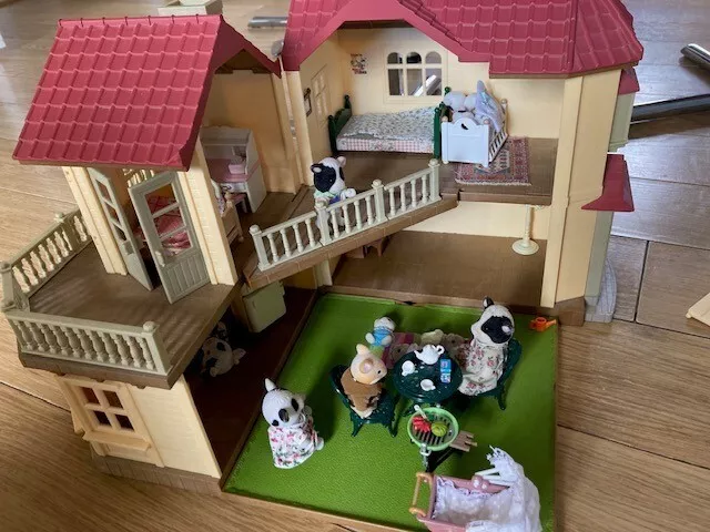 Sylvanian families Beechwood Hall mansion, accessories and characters