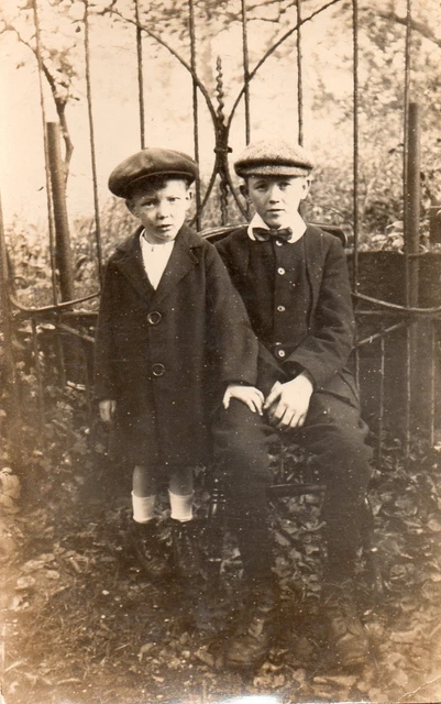 BJ221 Carte Photo vintage card RPPC Enfant garçon casquette mode fashion jardin