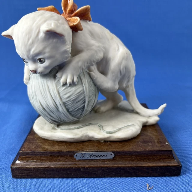 VINTAGE CAPODIMONTE G ARMANI CAT FIGURINE Ball Of Yarn DESIGN ITALY