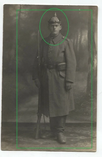 30/46 WK1 Foto  Feldgrauer Soldat  Pickelhaube mit Gewehr im Mantel
