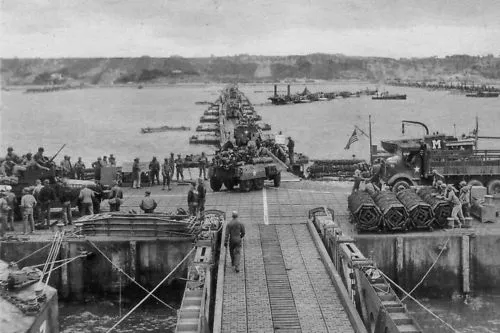 Photo WW2 - France 1944 - Pont de bateaux Arromanches