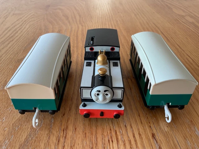 TOMY TRACKMASTER 2006 Fearless Freddie + 2 Coaches Thomas Tank Engine ...
