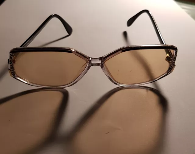 Une Paire De Lunettes Femme Austria Silhouette