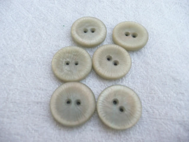 6 boutons anciens  en  plastique blanc/GRIS