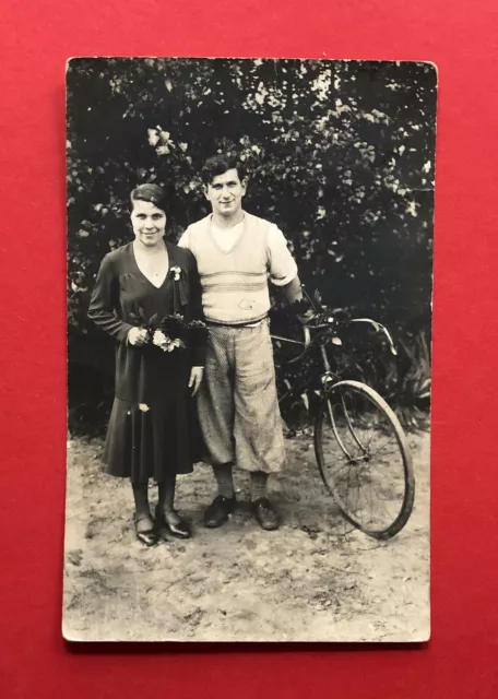 Privat Foto AK um 1930 Typen mit Fahrrad Frau und Mann Mode Frisur  ( 59727