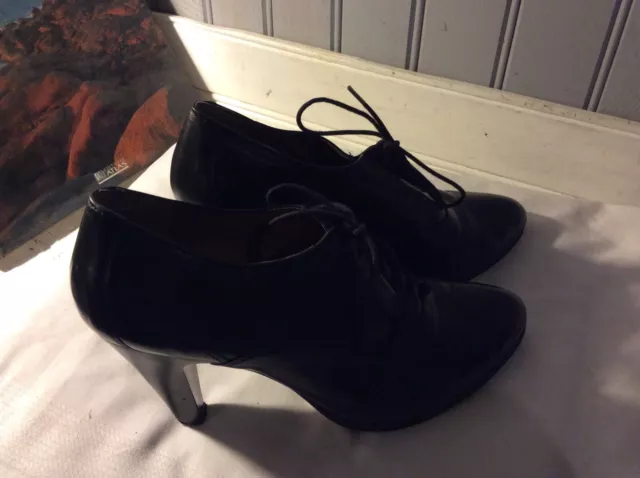 bottines low boots cuir noir lacées  .taille 37.( A/Y/V)