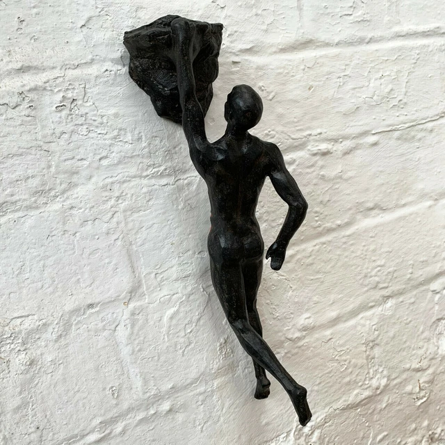 Estatuilla de escalada en roca negra de una mano hombre adorno de montaña decoración de pared regalo