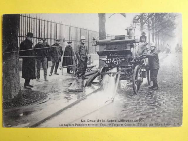 cpa France PARIS SAPEURS POMPIERS FEU FIREMAN POMPE à EAU Crue de la Seine 1910