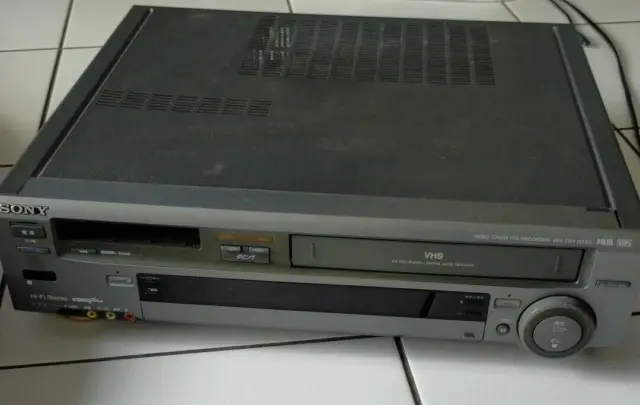 Lecteur deck cassette vidéo Sony WV-H6 VHS/Hi8 argent très bien d'occasion