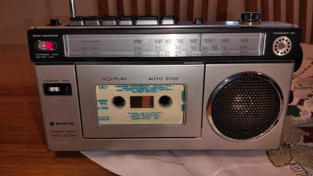 【昭和レトロ】SANYO M1700AH 3BAND RADIO カセット SANYO M1700AH 3-Band Radio Cassette Recorder Red Showa Retro