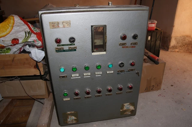 Armoire électrique ancienne commande d'éclairage pylônes SNCF pour triage. 