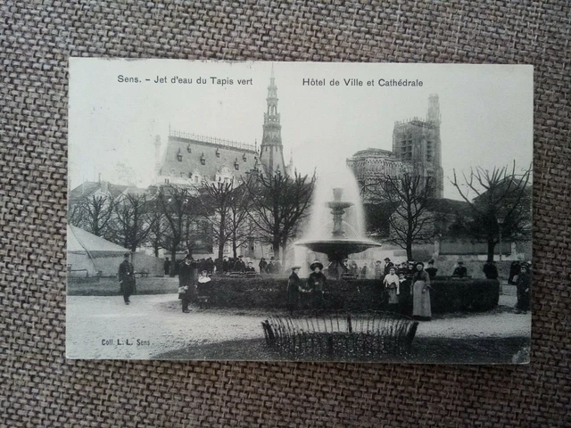 Cpa Sens Jet D Eau Du Tapis Vert Hôtel De Ville Et Cathédrale
