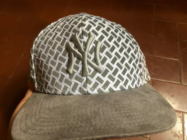 New Era Cap NY Gris blanc brillant dans le noir