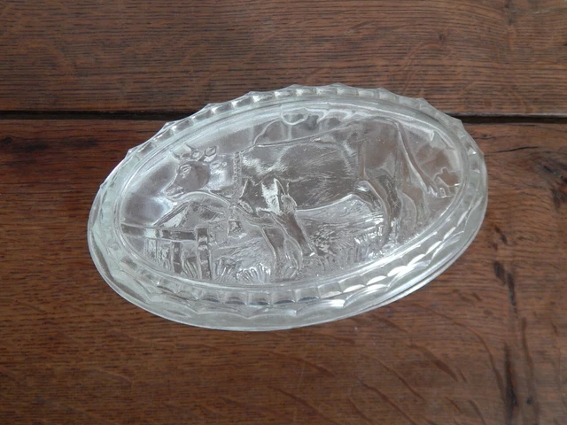 Ancien et beau beurrier ovale en verre moulé vache iconique en relief sur le couvercle Années 60 - Arts de la table