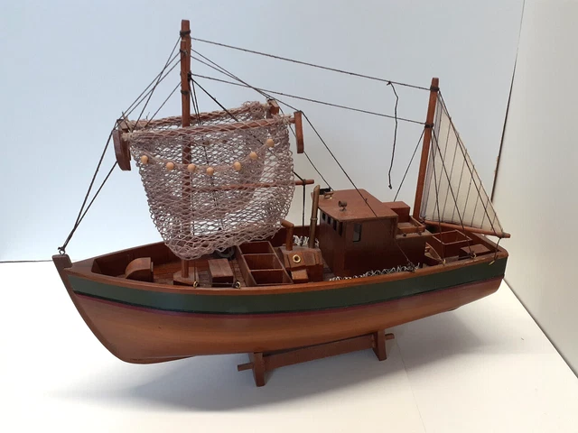 CHALUTIER MAQUETTE EN bois artisanale peche voile bateau navire filet