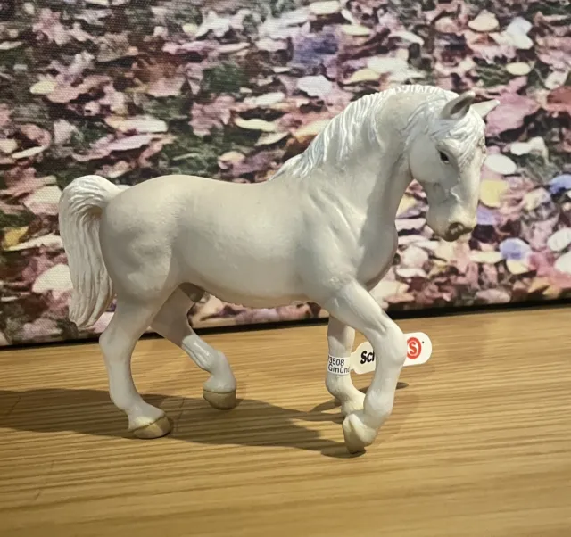 Schleich Pferd Lipizzaner Hengst  13293 unbespielt mit Fahne Horse Club Neu