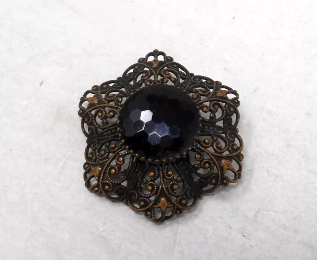 Superbe broche ancienne en métal et verre à facettes