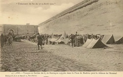 Cpa Maroc Fez Troops And Section Place De Machina