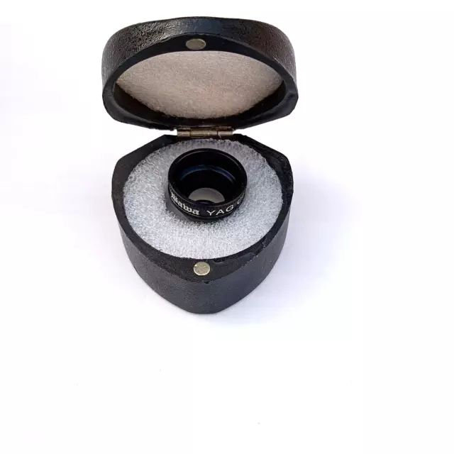 Capsulotomie YAG de lentille de fond de couleur noire