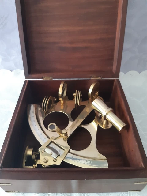 Sextant, Stanley London, Messing in Holzkiste, 22 x 22x 10 cm