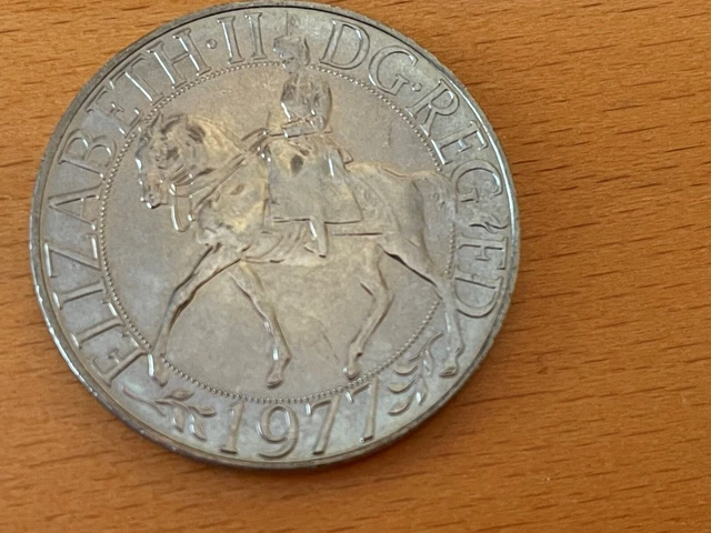 (RARE) 1977 QUEEN Elizabeth II Silver Jubilee Commemorative Crown Coin