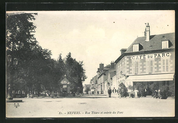 CPA Nevers, Rue Thiers et entrée du Parc