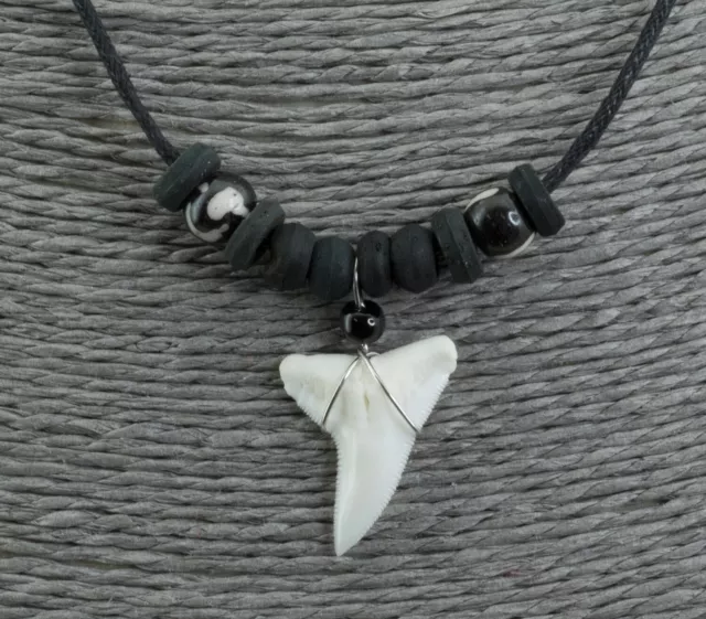 Dent de requin véritable - Collier Perles noires en bois ethnique Surfeur  21112