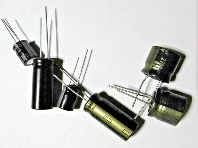 LOT DE 6 CONDENSATEURS 1000 µF x 2, 2700 µF x 2, 4700 µF x 2      (647)