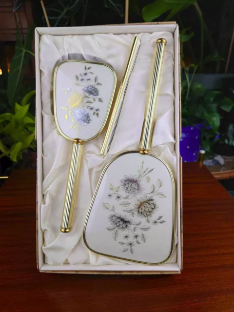 Coffret nécessaire de coiffure, complet, brosse, peigne, miroir, fleurs 2