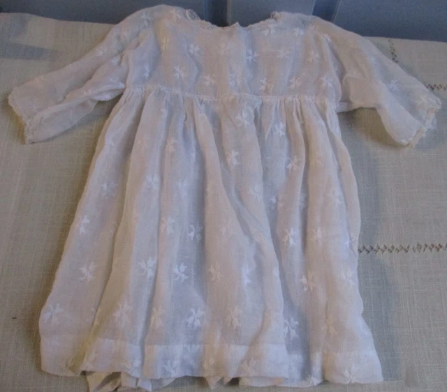 Jolie robe blanche pour poupée ancienne TISSU ANCIEN BRODE - à voir !