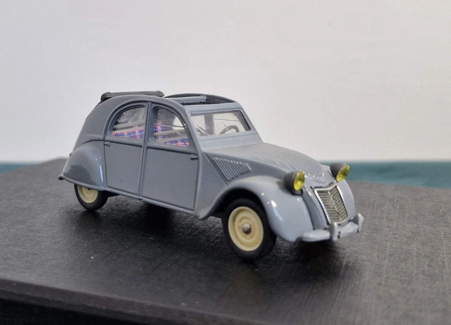 Modèle Réduit Citroën 2CV 1955 – Échelle 1:43 – Vitesse – Capote Ouverte, Malle Bombée – En Boîte