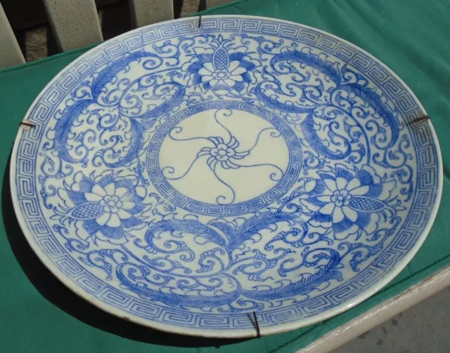 Chinese large porcelain blue and white charger with nice pattern 19th century