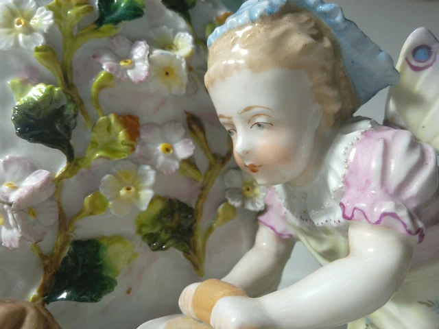 Petite Bouquetière En Biscuit Polychrome