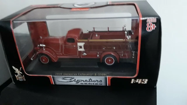 Miniature Road Signature American LaFrance B 550 RC 1939 - 1/24 En Boîte
