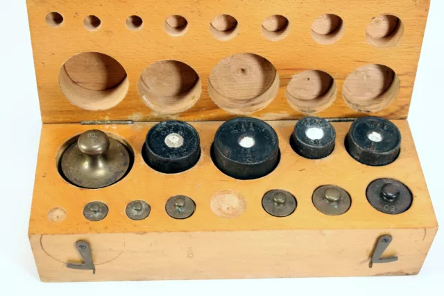 Alte Gewichte Wägesatz in Holzbox Messing