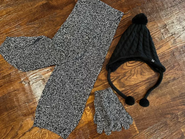 North Face black cable knit lined toboggan with tassle, bonus mittens and scarf