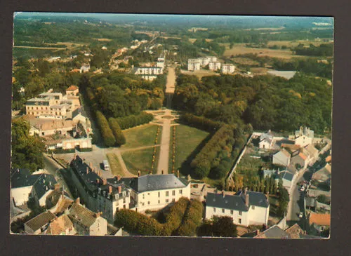 DOURDAN (91) AUTOBUS aux VILLAS en vue aérienne en 1975