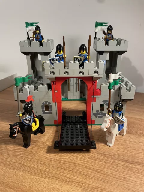 LEGO Castle - King's Castle - [70404] - 99% complete w/ instructions & box