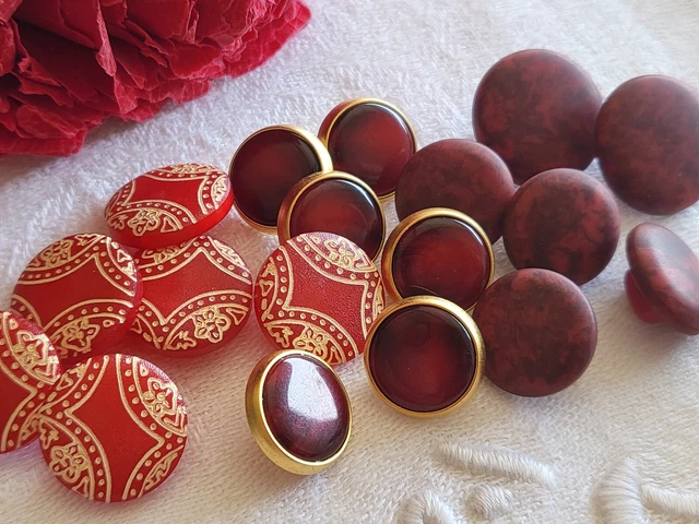 lot 18 boutons vintage rouge à pied panaché series  1,3 à 1,7 cm ref 681