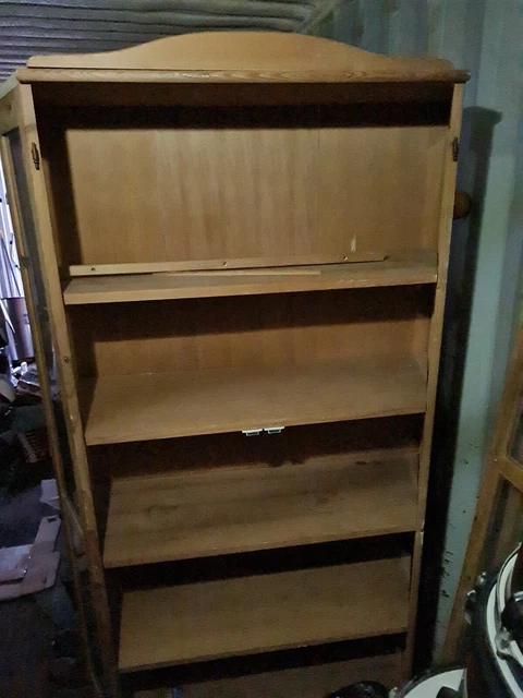 Gabinete de vidrio de pino liso