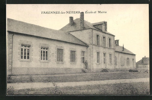CPA Varennes-les-Nevers, Ecole et Mairie