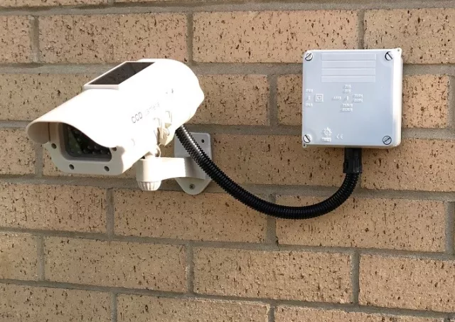 Cámara ficticia de CCTV (cargada solar) con caja de administración de cables (más realista)