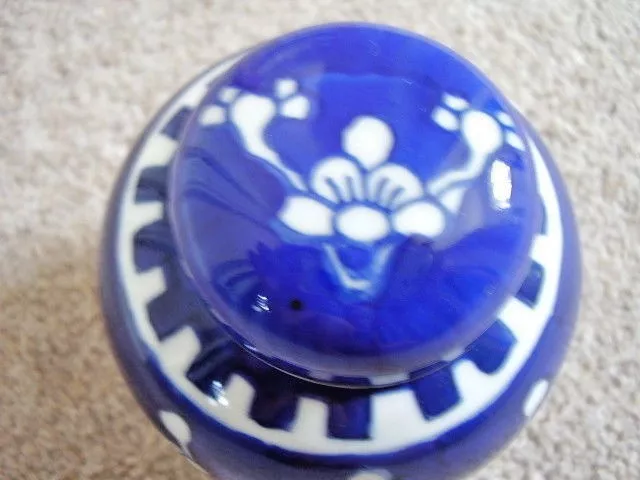 Collectable Chinese porcelain blue and white vase with cover -ginger jar 3