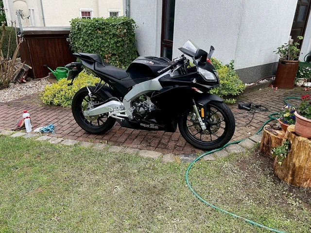 PREISVERHANDLUNG MÖGLICH! - Aprilia RS125 in Schwarz zu verkaufen
