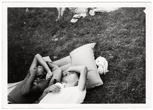 WEIRD Vintage Photo Guys Affection Young Shirtless Man Bulge Beach Gay Int +3773